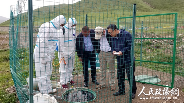 领导视察动物内脏无害化处理情况