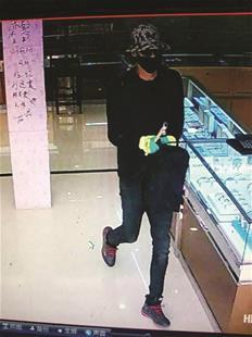 两赌徒网上相约抢劫金店 抢走价值40余万元金首饰 