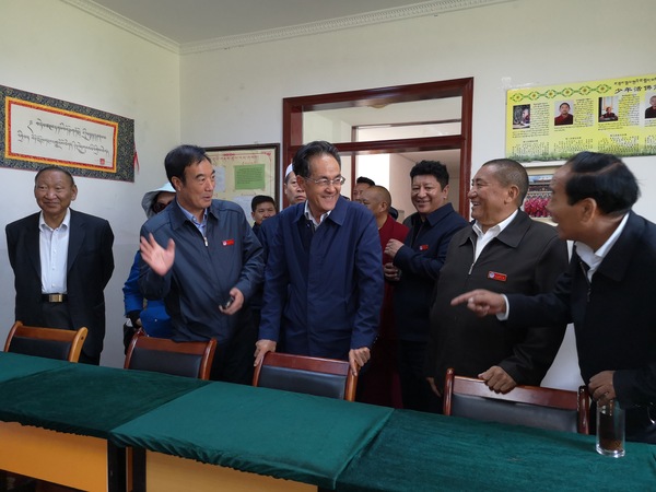 2018年8月，全国政协民族和宗教委员会“藏传佛教人才培养”调研组在西藏佛学院调研(2)