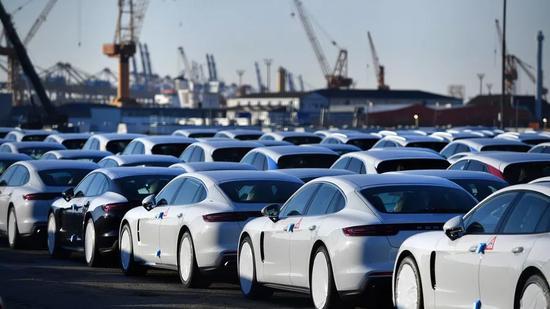 ▲特朗普威胁“要对进入美国的每一辆欧盟汽车加征25%的关税”。