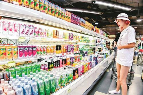 图为年轻人喜欢购买进口果汁