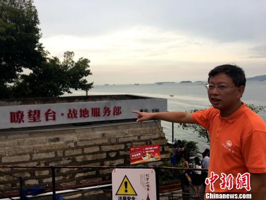 胡里山炮台文化旅游开发有限公司总经理翁鹭向记者介绍瞭望台的历史变迁。杨伏山 摄