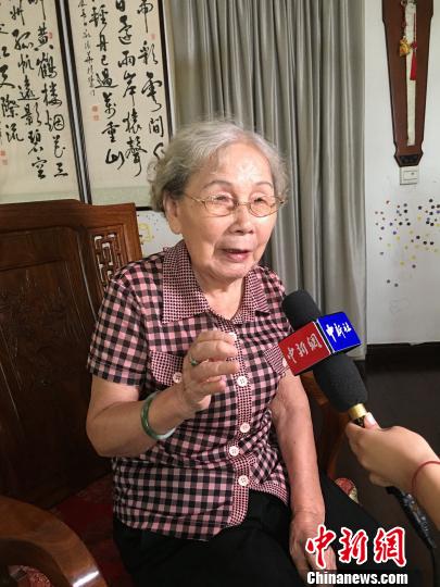 当年对台前线广播站闽南语普通话双语播音员陈斐斐在家中接受记者采访。杨伏山 摄