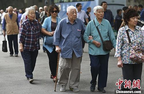 资料图：退休教师们参加活动。 <a target='_blank' href='http://www.chinanews.com/'>中新社</a>记者 泱波 摄
