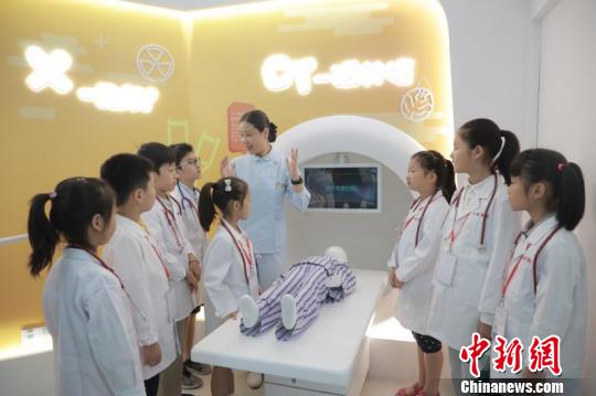 各种高仿真医学器材，如B超仪器、CT仪器以及X-ray仪器让“见习小医生”们大开眼界?！≤缝?摄