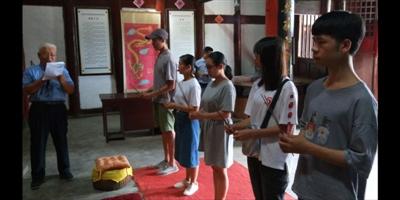 这家族准大学生上学前先到祠堂背家训 发600笔墨费