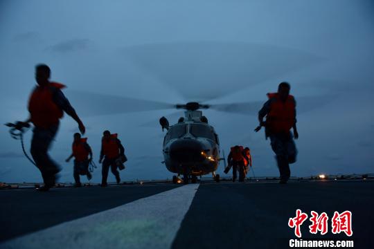 夜间起飞前撤去系留固定?！±从览?摄