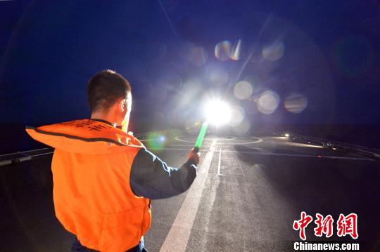 芜湖舰舰载直升机进行多个架次的夜间着舰训练。　张海龙 摄