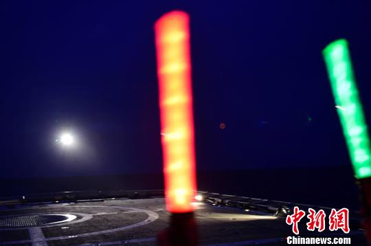 引导员引导直升机进行夜间着舰训练?！±从览?摄