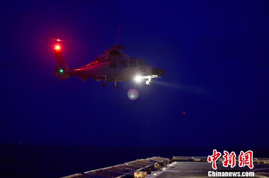 直升机飞离甲板?！±从览?摄