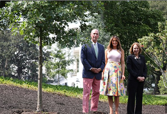 梅拉尼娅参加植树活动（图源：路透社）