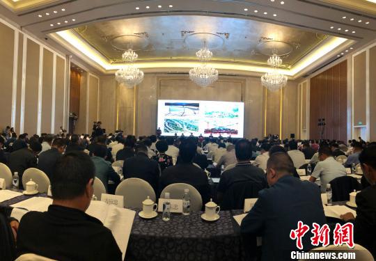 8月28日，青冀浙闽渝五省市林业部门负责人在西宁举行的全国推进大规模国土绿化现场会上“晒”出国土绿化“成绩单”，“过招”扮靓绿水青山经验。图为会议现场?！÷拊婆?摄