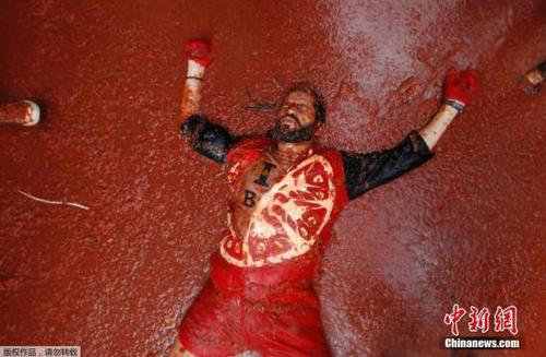 消耗145吨番茄弹药！西班牙民众迎番茄节狂欢