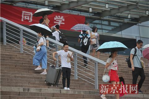 工地收通知书小哥北大报到:免费乘飞机 免学费