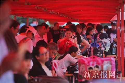 工地收通知书小哥北大报到:免费乘飞机 免学费