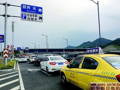 重庆“奇葩高铁站”像迷宫 带迷路乘客出站成生意 