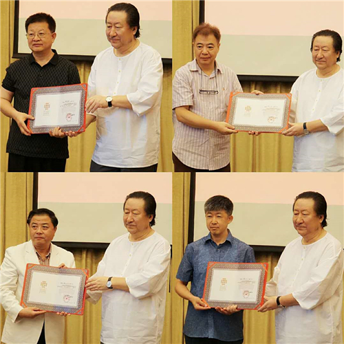 杨晓阳为曾来德、邹涛、屠新时、叶欣颁发证书