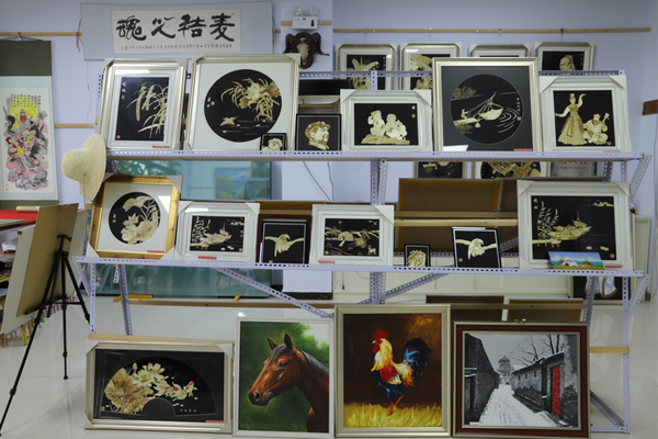 图为：麦秸画展示