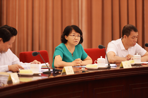 许玲委员发言。