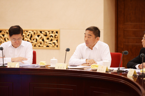 曹其东委员发言。