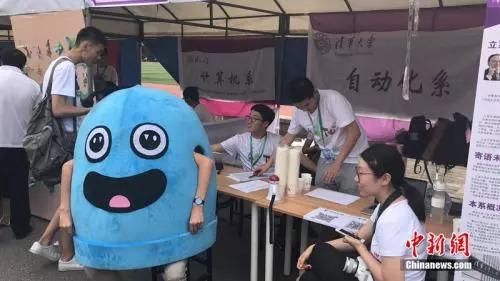 清华大学迎新现场。 冷昊阳 摄