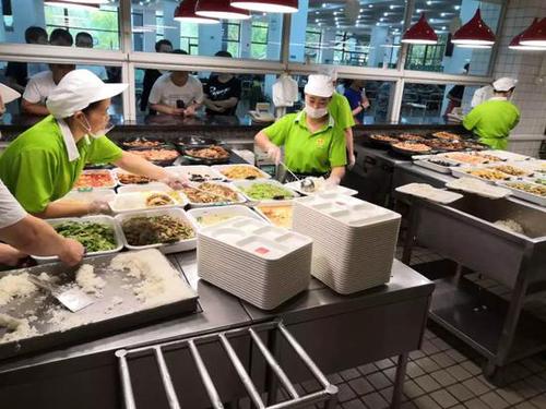 开学第一天这些高校低调发福利 网友：别人的大学