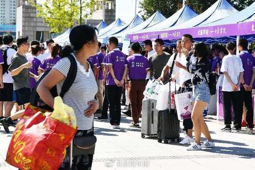 开学第一天这些高校低调发福利 网友：别人的大学