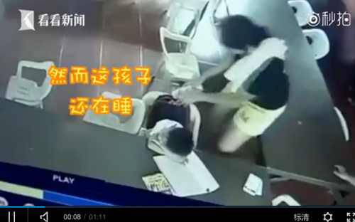 开学综合症？菲律宾一男孩睡糊涂把椅子当包背走