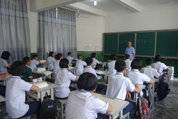 图5：老师正在给岩山中学学生上课