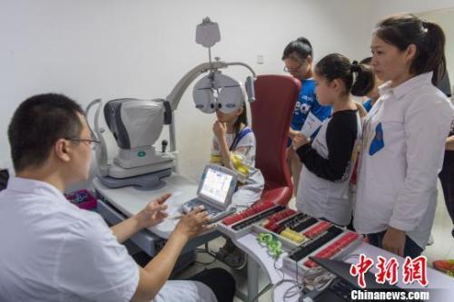 揭儿童近视康复治疗市场乱象：苗医、中医齐上阵