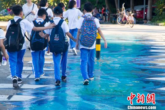 学生在?？谑滋?D斑马线上通过。　凌楠 摄