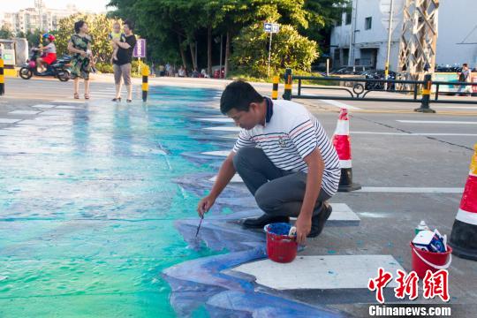 ?？谑滋?D斑马线施工员在做最后的收尾工作?！×栝?摄