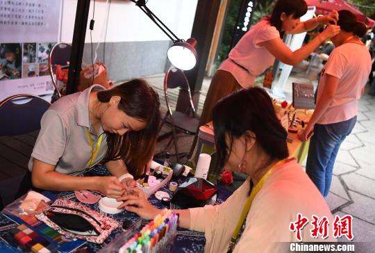 台湾文创设计师和音乐创作者在该基地举办音乐市集。记者刘可耕 摄