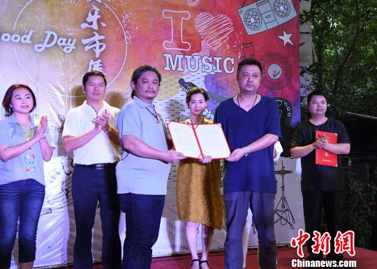 现场举行闽台对接企业签定策略联盟合作意向书仪式。记者刘可耕 摄