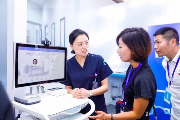 用户现场体验升级版微医通，远程连线家庭医生