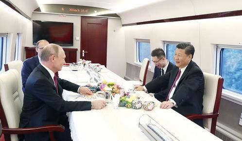 2018年6月8日，习近平同普京共同乘坐高铁前往天津。来源：新华网