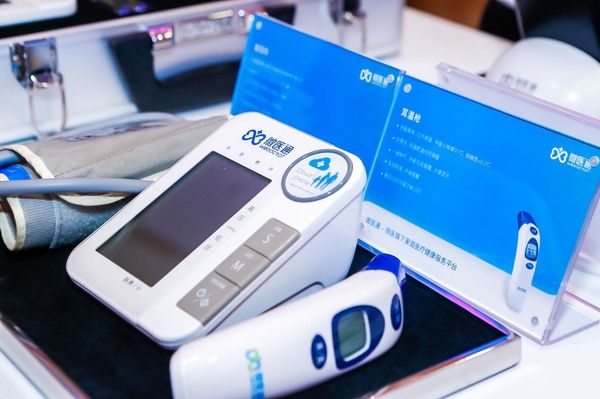微医通全新亮相的智能健康配件