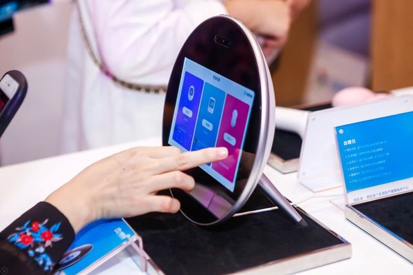 用户现场体验微医通全新家庭智能健康终端F1S进行在线问诊