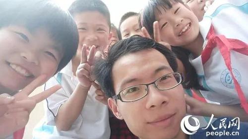 图为华中农业大学附属学校喻越老师和孩子们的自拍