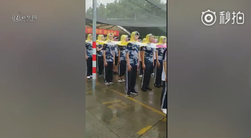 学校自备军训防雨神器 网友：不军训是不可能的
