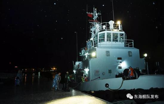 中国渔船在黄海翻扣11人落水 东部战区派战舰营救