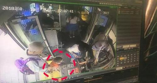 萌娃逃离幼儿园爬上公交车:要跟喜欢的女孩回家