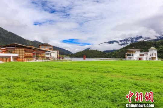 图为9月11日，风景如画的国际旅游小镇鲁朗。　鲁朗景区管委会 摄