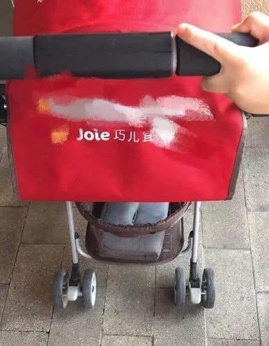 夫妻在迪士尼顺走别人童车:要放包 有孩子了不起啊