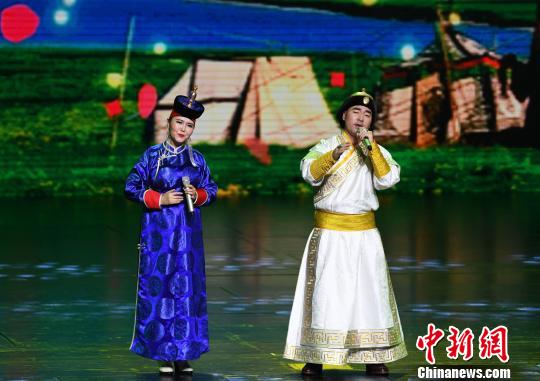 图为“大地飞歌·2018”晚会现场。　俞靖 摄