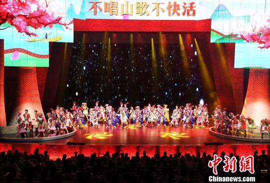 图为“大地飞歌·2018”晚会现场?！∮峋?摄