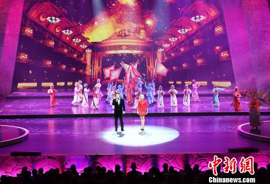 图为“大地飞歌·2018”晚会现场?！∮峋?摄