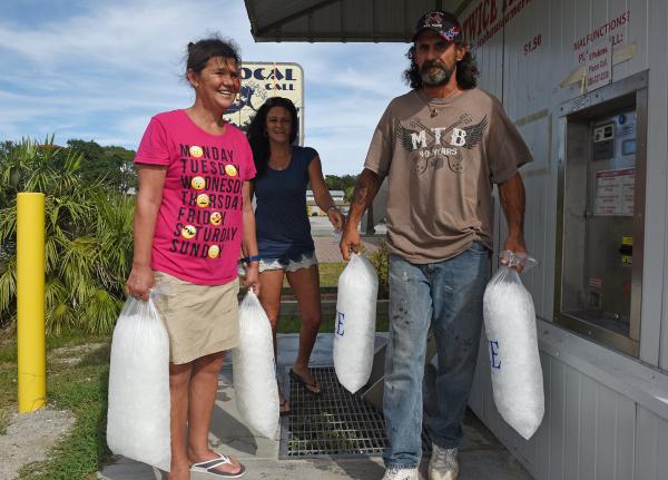 飓风佛罗伦萨36小时内将登陆美国 仍有人不撤离