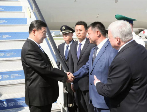 　9月11日，国家主席习近平抵达俄罗斯符拉迪沃斯托克，应俄总统普京邀请，出席第四届东方经济论坛。这是习近平步出舱门，俄罗斯高级官员在舷梯旁热情迎接。新华社记者 庞兴雷 摄