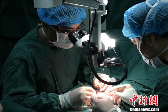 北京组团式援藏医疗队为西藏带来了先进的医疗技术和医疗服务水平。图为援藏医疗专家在拉萨开展手术。北京市第四批组团式援藏医疗队 供图